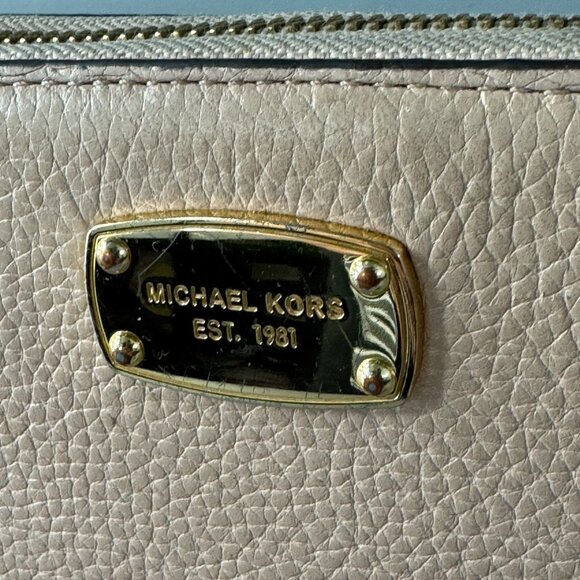 MICHAEL KORS JET SET ZIP-AROUND TRAVEL WALLET/ WRISTLET - Picture 4 of 15